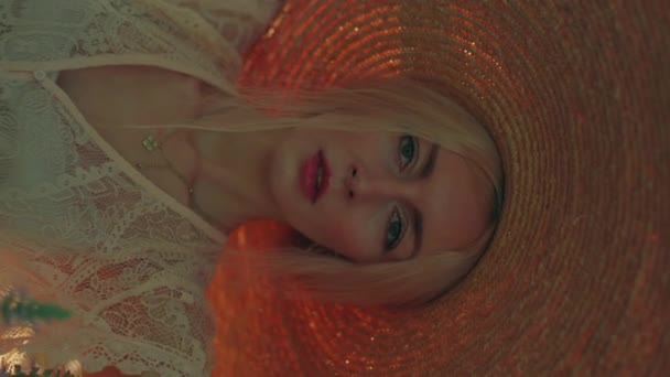 Portrait Une Jeune Femme Blonde Coiffée Chapeau Paille Large Bord — Video