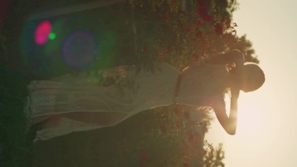 시간에 꽃밭에서 레이스 드레스에 여자의 실루엣 자연의 초상화 비디오 고품질 — 비디오