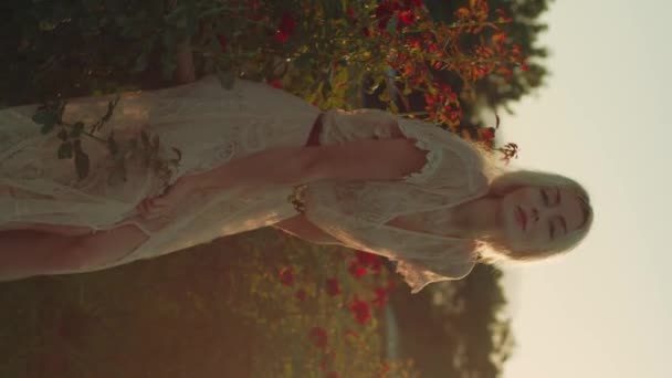 Młoda Blondynka Białej Koronkowej Sukience Pozująca Polu Kwiatów Róż Złotej — Wideo stockowe