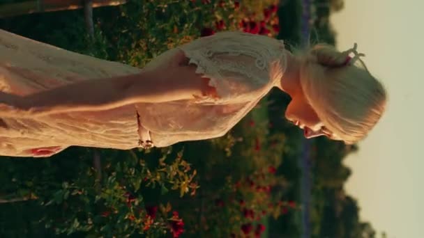 Młoda Blondynka Białej Koronkowej Sukience Spaceruje Pięknej Czerwonej Róży Złotej — Wideo stockowe