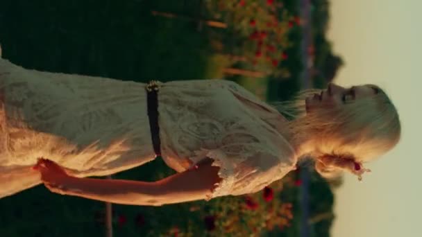 Ung Blond Kvinna Vit Spets Klänning Går Den Vackra Röda — Stockvideo