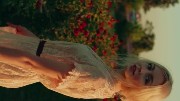 Młoda Blondynka Białej Koronkowej Sukience Spaceruje Pięknej Czerwonej Róży Złotej — Wideo stockowe