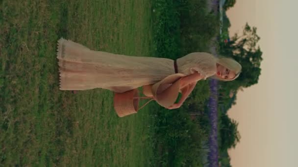 Eine Junge Blonde Frau Einem Langen Weißen Spitzenkleid Breitkrempigem Strohhut — Stockvideo