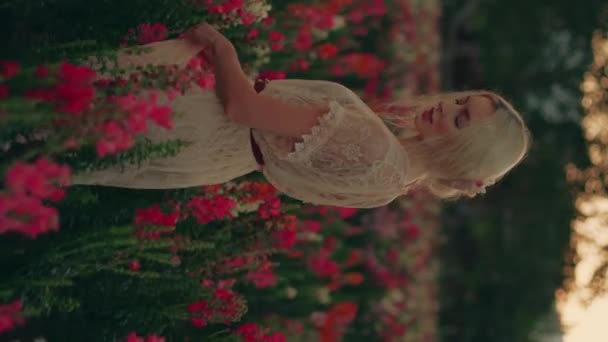 Молода Блондинка Білій Сукні Ходить Красивому Барвистому Полі Червоними Рожевими — стокове відео