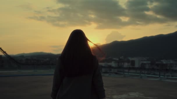 山の景色 若者のコンセプト4K映像で屋上の日没に戻って歩いている若い女の子の閉じた写真 高品質の4K映像 — ストック動画