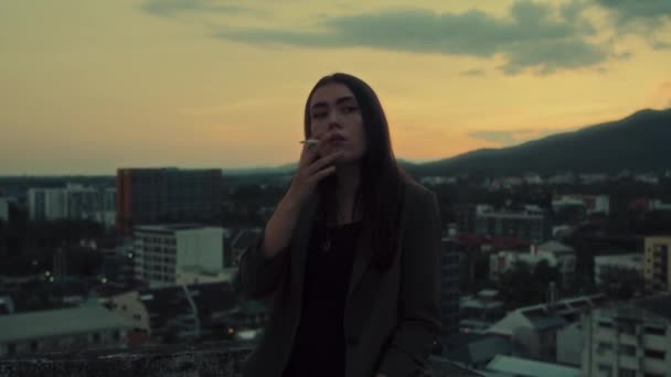Genç Esmer Kadın Gün Batımında Dağ Manzaralı Çatıda Sigara Içiyor — Stok video