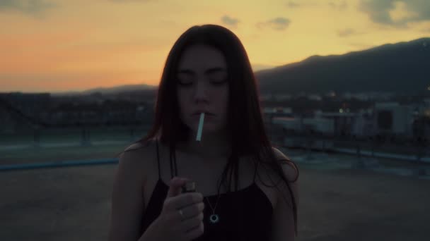 Genç Esmer Kadın Çatıda Sigara Yakıyor Sigara Içiyor Dağ Manzaralı — Stok video