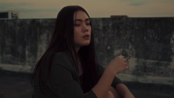 Genç Esmer Kadın Akşamları Çatıda Oturup Sigara Içiyor Özgürlük Gençlik — Stok video