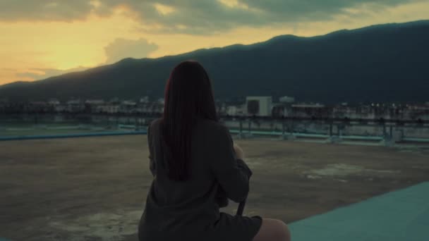 山の景色 若者のコンセプト4K映像で屋上に座っている若い女の子のクローズアップの肖像画 高品質の4K映像 — ストック動画