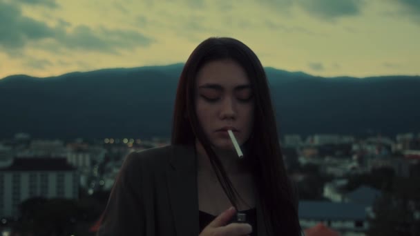 Genç Esmer Kadın Çatıda Sigara Yakıyor Sigara Içiyor Dağ Manzaralı — Stok video