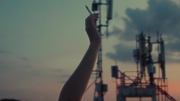 Jonge Brunette Vrouwen Hand Wordt Hierboven Verhoogd Met Sigaret Roken — Stockvideo