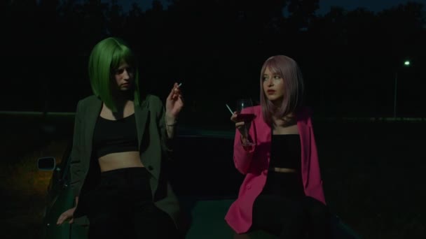 Girl Couple Green Pink Bob Haircuts Drinking Smoking Retro Car — Stock Video