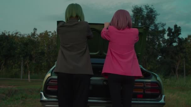 Видеоролик Котором Девушка Зелеными Волосами Подруга Розовыми Волосами Открывают Багажник — стоковое видео
