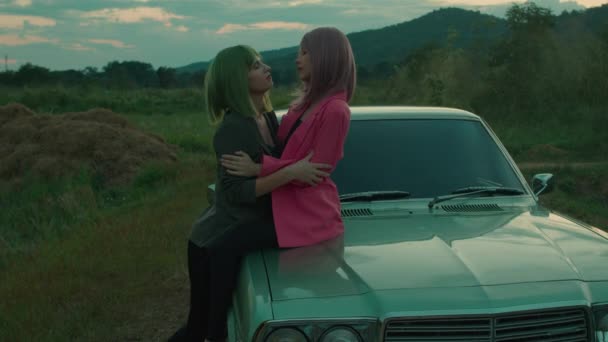 Girl Couple Colored Bob Haircuts Hugging Each Other Retro Car — Stock Video