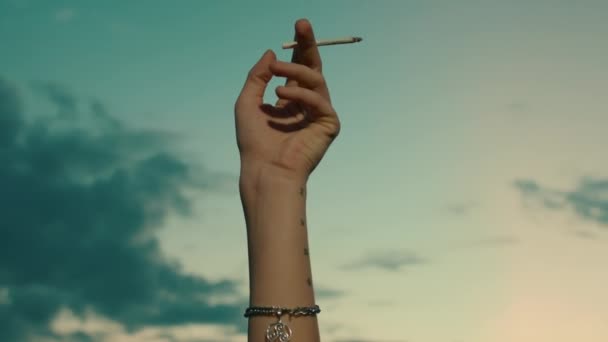 Cinematic Video Van Het Meisje Met Groen Haar Roken Van — Stockvideo