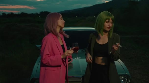 Girl Couple Green Pink Bob Haircuts Dancing Smoking Retro Car — Stock Video