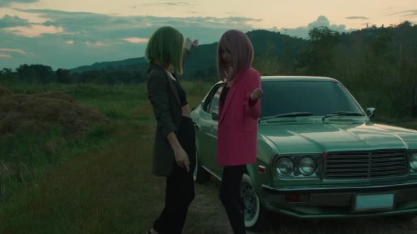 Para Dziewcząt Zielonymi Różowymi Fryzurami Bob Tańczących Razem Pobliżu Samochodu — Wideo stockowe