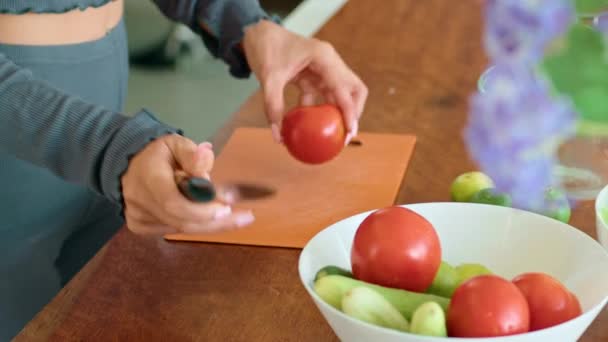 一位女士正在准备一份用当地食物配料做的菜谱 将西红柿放在一个盛满天然食物和蔬菜的桌子上的搅拌碗里 — 图库视频影像