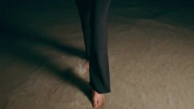 Geceleri kumsalda yalınayak yürüyen bir insan, sahil boyunca attıkları her adımda ayaklarının altındaki serin kumu hisseder.