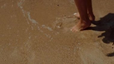 Kumlu bir sahilde çıplak ayakla yürüyen ve doğal ortamda ayaklarını okşayan nazik dalgaları hisseden bir insanın sükunetini hissedin.