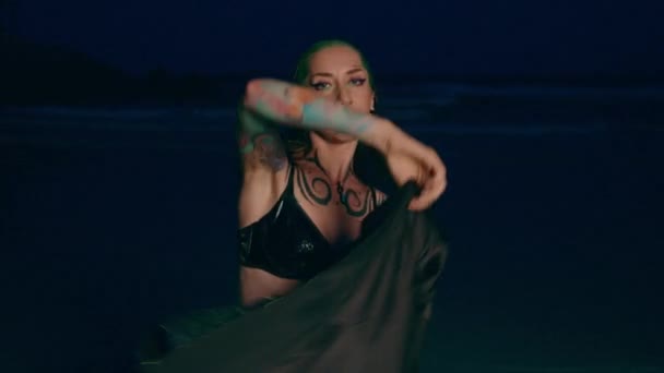 Účinkující Elektricky Modrými Vlasy Tetováním Držící Mikrofon Stojí Noci Pláži — Stock video