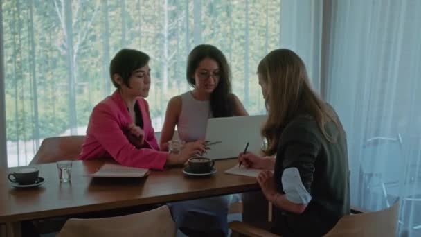 Moderne Internationalt Kontor Kvinders Forretningsmøde Tre Kvinder Diskuterer Ideer Coworking – Stock-video