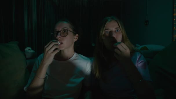 Detailní Portrét Dvou Mladých Žen Sedících Pojídajících Popcorn Pyžamu Útulné — Stock video