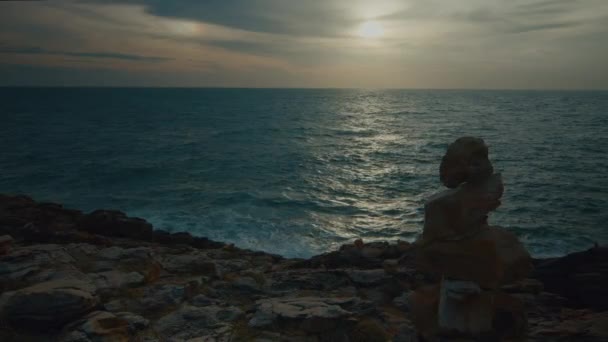 슬라이더는 경치가 아름답고 특이한 형성과 해안의 바다의 비디오를 촬영했습니다 고품질 — 비디오