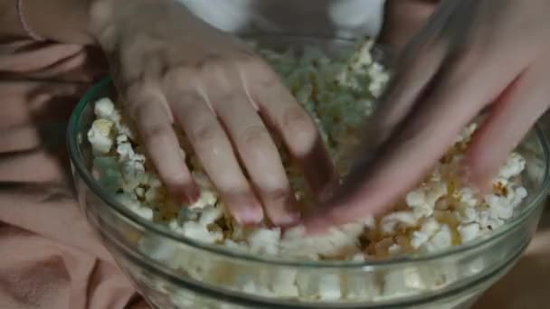 Detailní Záběr Talíř Popcornem Ruce Bojující Popcorn Dívky Dívají Televizi — Stock video