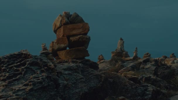一个4K滑翔机拍摄的视频风景 不同寻常的火山岩形成与海景在日落小时 高质量的4K镜头 — 图库视频影像