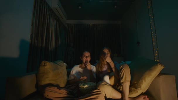 Zwei Junge Frauen Sitzen Pyjama Auf Einem Gemütlichen Sofa Hause — Stockvideo
