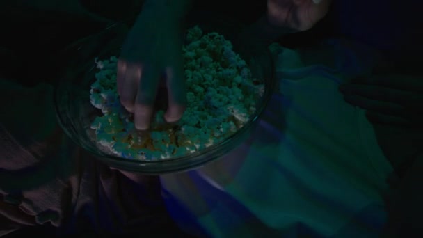 Oddálit Video Talíře Popcornu Ruce Holky Dívají Film Jedí Popcorn — Stock video