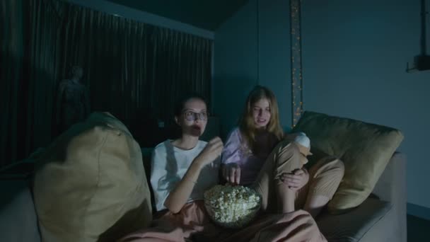 Zoom Out Video Two Young Women Sitting Eating Popcorn Pajamas — Stock Video