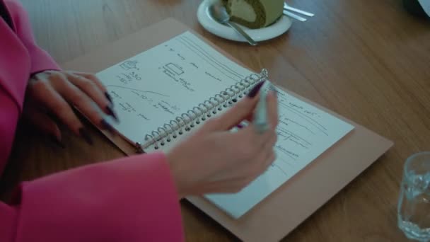 비즈니스 노트북에 펜으로 손으로 메모를 만들기 공간에있는 테이블 고품질 — 비디오