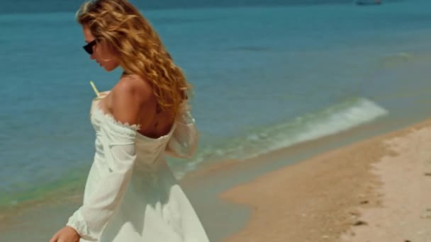 Una Mujer Vestida Blanco Pasea Por Borde Las Aguas Playa — Vídeos de Stock