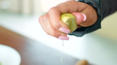 Kadınların jesti, parmaklarıyla ve başparmağıyla limon sıkmaktı. Sanki özel bir mutfakta bir yemek tarifini takip eder gibi. Yemek bilimi bilgisini gösteriyordu.