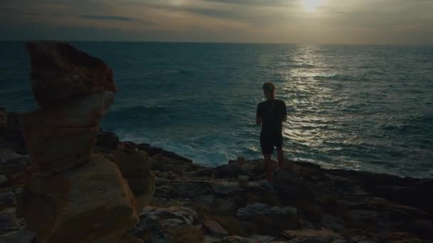 해안에 남자의 실루엣의 슬라이더 비디오 파도에 햇빛을 고품질 — 비디오