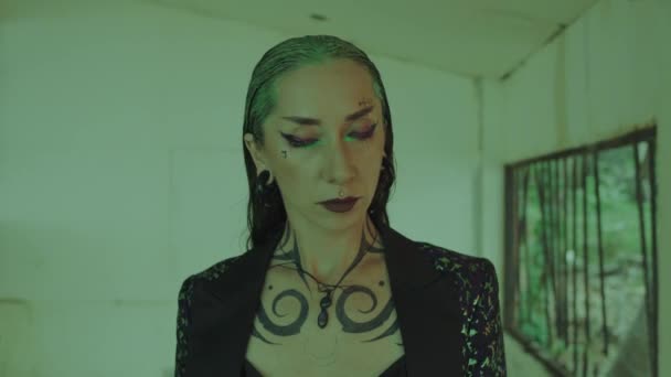 Tajemná Žena Jedinečnými Tetováními Zelenými Vlasy Stojí Tmavých Místnostech Vytváří — Stock video