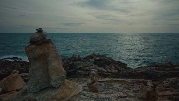 Suwak Nakręcił Film Malowniczymi Niezwykłymi Formacjami Skalnymi Wulkanicznymi Wybrzeżem Morskim — Wideo stockowe