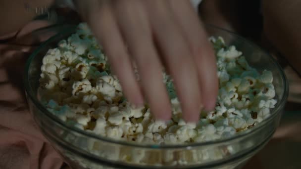 Närbild Tallrik Popcorn Handen Flickor Tittar Och Äter Popcorn Sittandes — Stockvideo