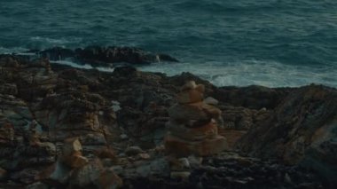 4K 'lık manzara, kayalık sahil ve deniz dalgalarının bir uçurumdan görüntüsü. Yüksek kalite 4k görüntü