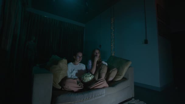 Duas Jovens Mulheres Sentadas Comendo Pipocas Pijama Sofá Aconchegante Casa — Vídeo de Stock