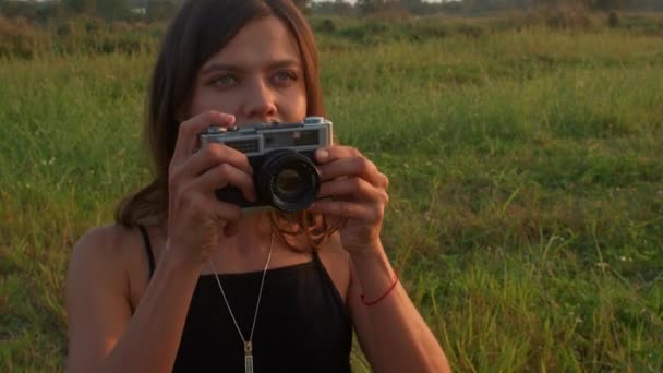 Μια Νεαρή Χαμογελαστή Γυναίκα Βγάζει Φωτογραφίες Μια Παλιά Κάμερα Στο — Αρχείο Βίντεο