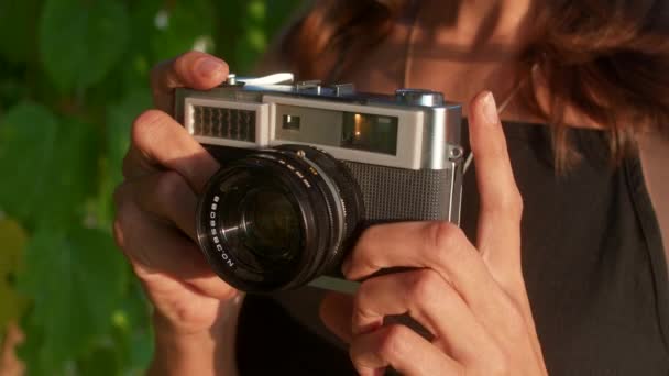 Eski Bir Kamerayı Kullanan Bir Kadının Yakın Çekim Videosu Filmi — Stok video