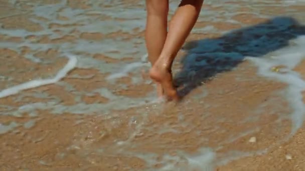 Kobieta Spaceruje Boso Brzegu Wody Czując Płynną Płynność Oceanu Pod — Wideo stockowe