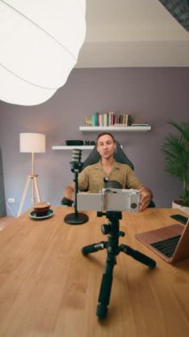 Ev stüdyosunda kayıt yapan bir vlog kaydedicisi, mikrofon, kamera ve dizüstü bilgisayarla.