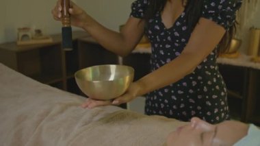 Bir kadın spa 'da rahatlatıcı bir yüz masajından hoşlanır, cilt rutinlerine ve genel olarak iyi olmaya odaklanır.