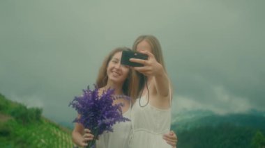İki yakın arkadaş açık havada güzel bir günün tadını çıkarırlar. Neşeli gülümsemeler ve güzel hatıralar yakalarlar.