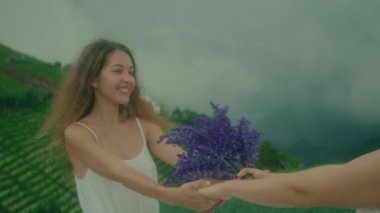 İki neşeli kadın güzel, sisli bir arazide birlikte oynayıp gerçek neşe ve dostluğu simgeliyor.