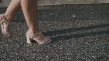 Zarif yüksek topuklu sandaletler desenli bir kaldırımı süsler, güzel bir şekilde gösterişli şık moda ve zamansız zarafet